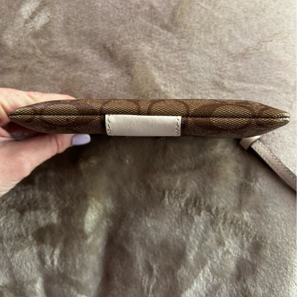 Corner Zip Wristlet‎ In Signature Canvas - Picture 4 of 6